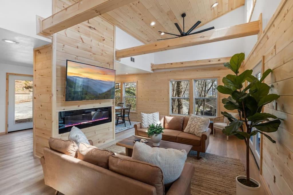 New! Modern Cabin With Two Decks, Bar & Game Room! Gatlinburg Luaran gambar