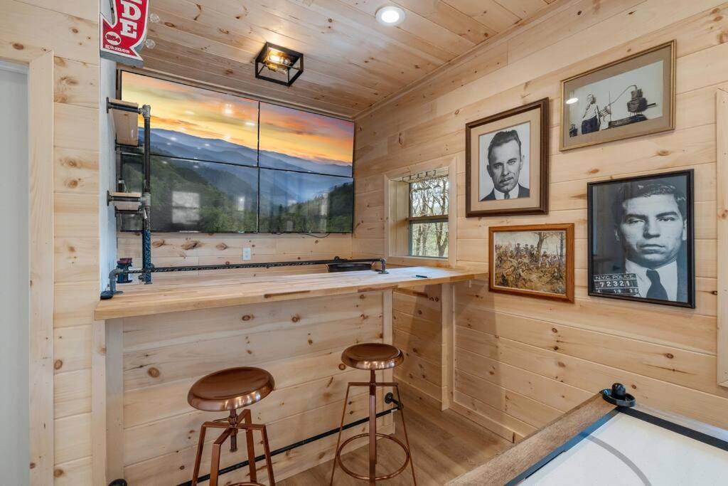 New! Modern Cabin With Two Decks, Bar & Game Room! Gatlinburg Luaran gambar